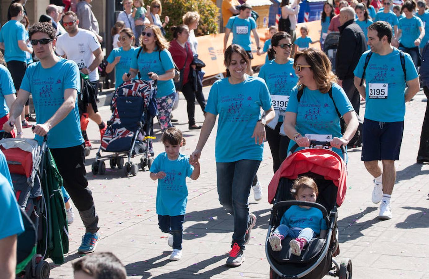 La Carrera de la Familia, organizada por la asociación 'Corre que te pillo', ha discurrido esta mañana por Logroño por un circuito urbano de 3.800 metros ideado para disfrutar en familia y de paso solidarizarse con una buena causa como es el estudio del síndrome de Hunter.