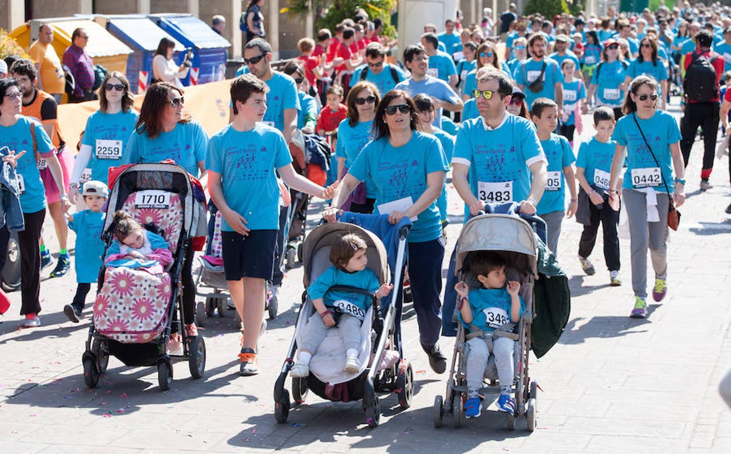 La Carrera de la Familia, organizada por la asociación 'Corre que te pillo', ha discurrido esta mañana por Logroño por un circuito urbano de 3.800 metros ideado para disfrutar en familia y de paso solidarizarse con una buena causa como es el estudio del síndrome de Hunter.