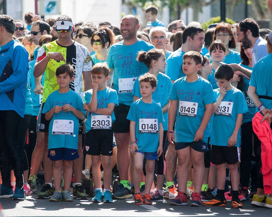 La Carrera de la Familia, organizada por la asociación 'Corre que te pillo', ha discurrido esta mañana por Logroño por un circuito urbano de 3.800 metros ideado para disfrutar en familia y de paso solidarizarse con una buena causa como es el estudio del síndrome de Hunter. 