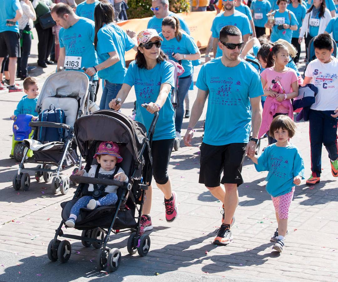 La Carrera de la Familia, organizada por la asociación 'Corre que te pillo', ha discurrido esta mañana por Logroño por un circuito urbano de 3.800 metros ideado para disfrutar en familia y de paso solidarizarse con una buena causa como es el estudio del síndrome de Hunter.