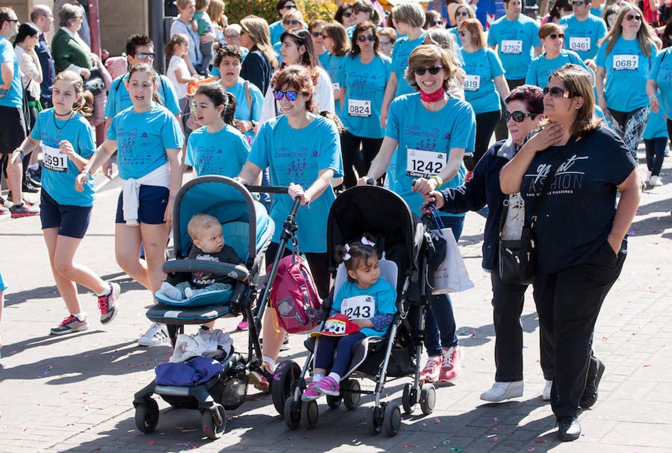 La Carrera de la Familia, organizada por la asociación 'Corre que te pillo', ha discurrido esta mañana por Logroño por un circuito urbano de 3.800 metros ideado para disfrutar en familia y de paso solidarizarse con una buena causa como es el estudio del síndrome de Hunter.