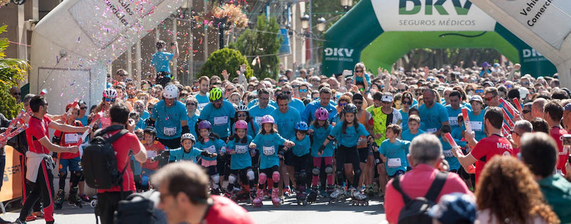 La Carrera de la Familia, organizada por la asociación 'Corre que te pillo', ha discurrido esta mañana por Logroño por un circuito urbano de 3.800 metros ideado para disfrutar en familia y de paso solidarizarse con una buena causa como es el estudio del síndrome de Hunter. 