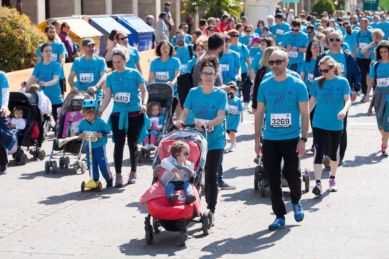 La Carrera de la Familia, organizada por la asociación 'Corre que te pillo', ha discurrido esta mañana por Logroño por un circuito urbano de 3.800 metros ideado para disfrutar en familia y de paso solidarizarse con una buena causa como es el estudio del síndrome de Hunter.