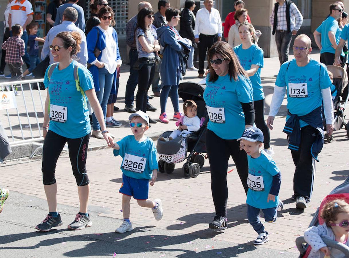 La Carrera de la Familia, organizada por la asociación 'Corre que te pillo', ha discurrido esta mañana por Logroño por un circuito urbano de 3.800 metros ideado para disfrutar en familia y de paso solidarizarse con una buena causa como es el estudio del síndrome de Hunter.