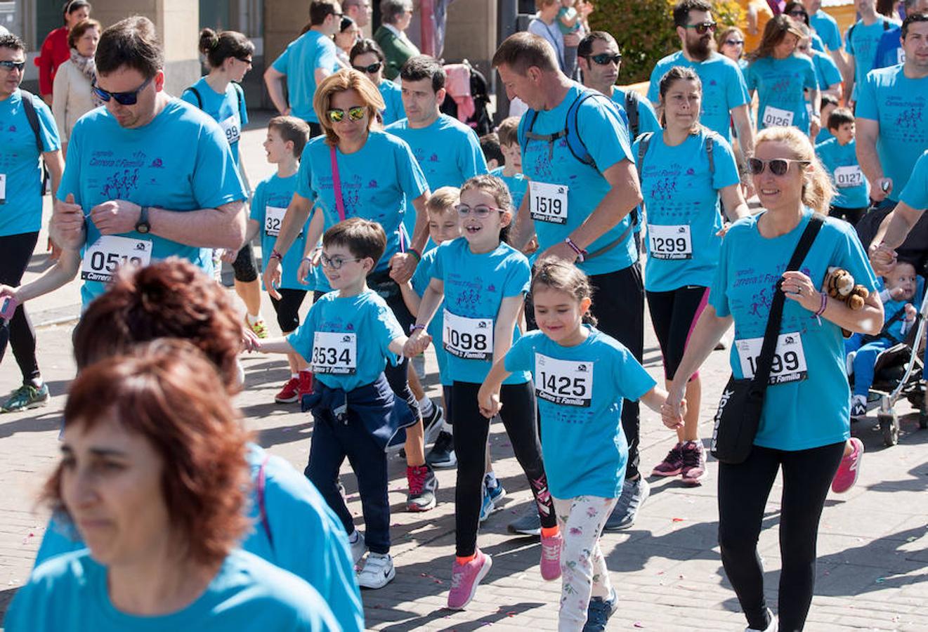 La Carrera de la Familia, organizada por la asociación 'Corre que te pillo', ha discurrido esta mañana por Logroño por un circuito urbano de 3.800 metros ideado para disfrutar en familia y de paso solidarizarse con una buena causa como es el estudio del síndrome de Hunter.