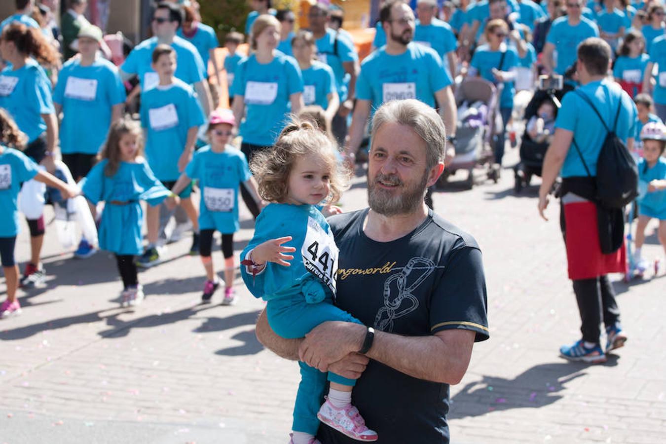 La Carrera de la Familia, organizada por la asociación 'Corre que te pillo', ha discurrido esta mañana por Logroño por un circuito urbano de 3.800 metros ideado para disfrutar en familia y de paso solidarizarse con una buena causa como es el estudio del síndrome de Hunter.