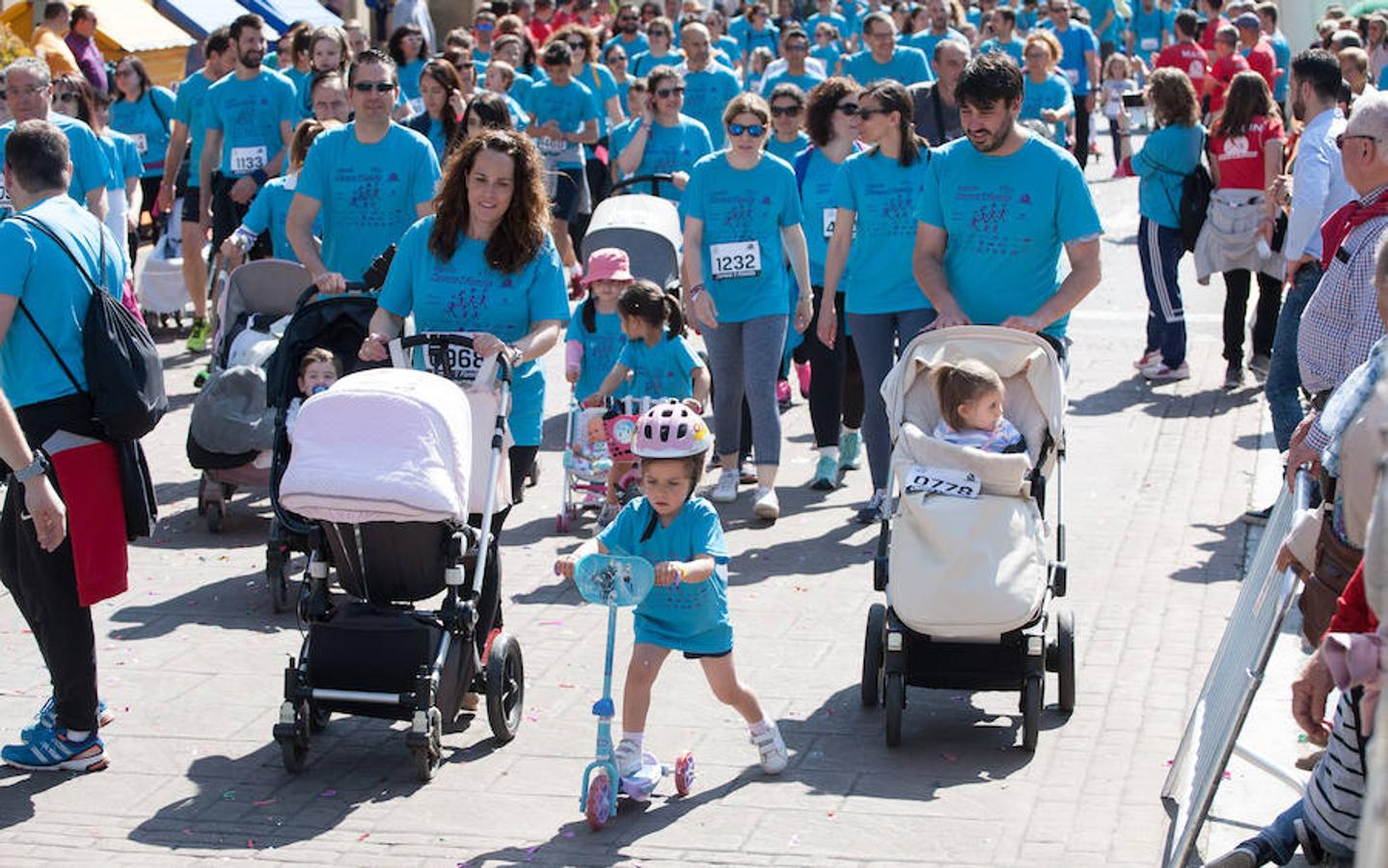 La Carrera de la Familia, organizada por la asociación 'Corre que te pillo', ha discurrido esta mañana por Logroño por un circuito urbano de 3.800 metros ideado para disfrutar en familia y de paso solidarizarse con una buena causa como es el estudio del síndrome de Hunter.