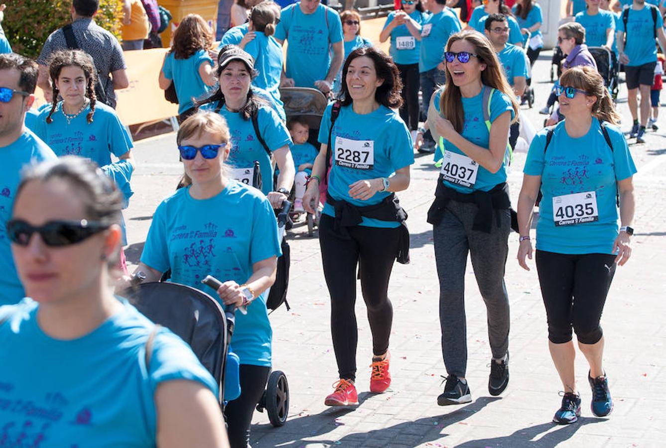 La Carrera de la Familia, organizada por la asociación 'Corre que te pillo', ha discurrido esta mañana por Logroño por un circuito urbano de 3.800 metros ideado para disfrutar en familia y de paso solidarizarse con una buena causa como es el estudio del síndrome de Hunter.