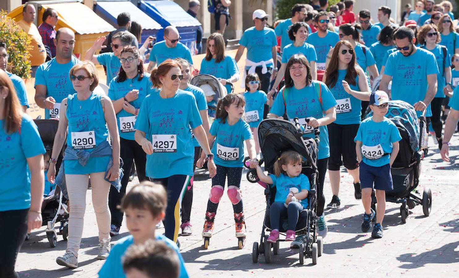 La Carrera de la Familia, organizada por la asociación 'Corre que te pillo', ha discurrido esta mañana por Logroño por un circuito urbano de 3.800 metros ideado para disfrutar en familia y de paso solidarizarse con una buena causa como es el estudio del síndrome de Hunter.