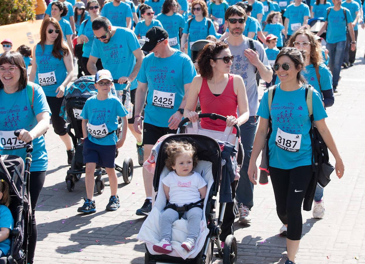 La Carrera de la Familia, organizada por la asociación 'Corre que te pillo', ha discurrido esta mañana por Logroño por un circuito urbano de 3.800 metros ideado para disfrutar en familia y de paso solidarizarse con una buena causa como es el estudio del síndrome de Hunter.