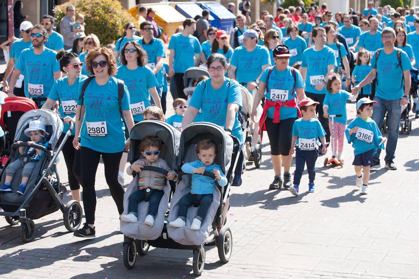 La Carrera de la Familia, organizada por la asociación 'Corre que te pillo', ha discurrido esta mañana por Logroño por un circuito urbano de 3.800 metros ideado para disfrutar en familia y de paso solidarizarse con una buena causa como es el estudio del síndrome de Hunter.