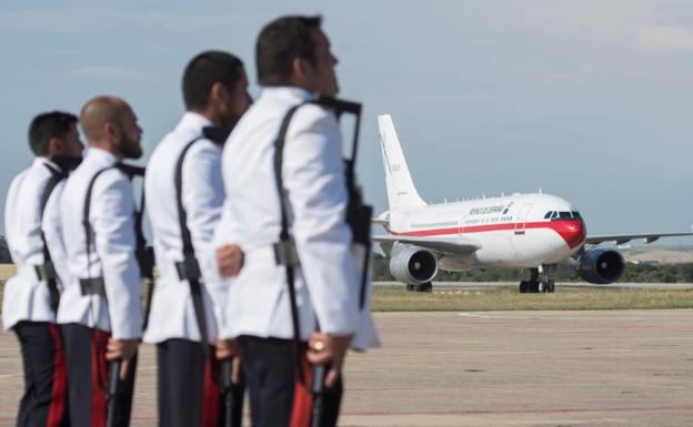 El avión con los restos del soldado.