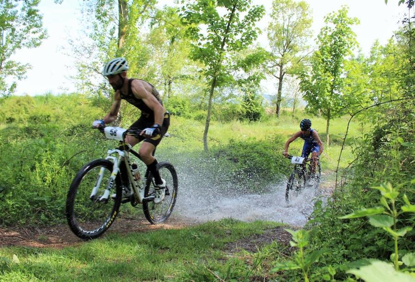 Imágenes correspondientes al Duatlón Cross Carrasquedo que se ha celebrao en Grañón y que ha sido valedero para el Campeonato de La Rioja de la modalidad. El día ha sido óptimo para la celebración de la prueba deportiva sobre un trazado de 6km-22km y 3km.