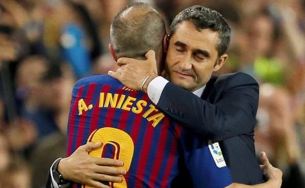 Valverde e Iniesta se abrazan en el cambio del jugador