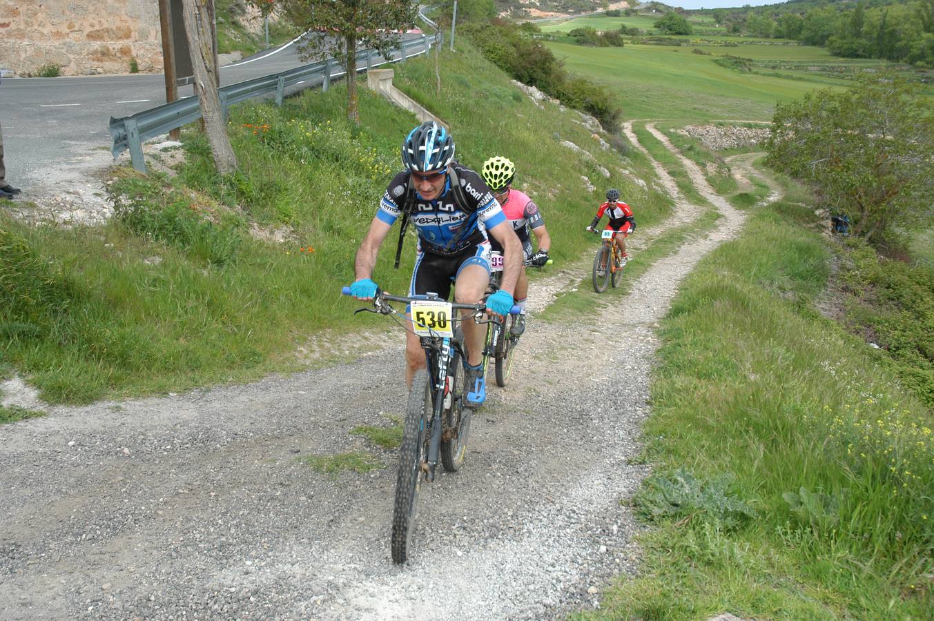 Salida y paso por Villarroya (zona de monte y pueblo) de la VII travesía Villa de Autol disputada el domingo, dentro del I Open XCM La Rioja