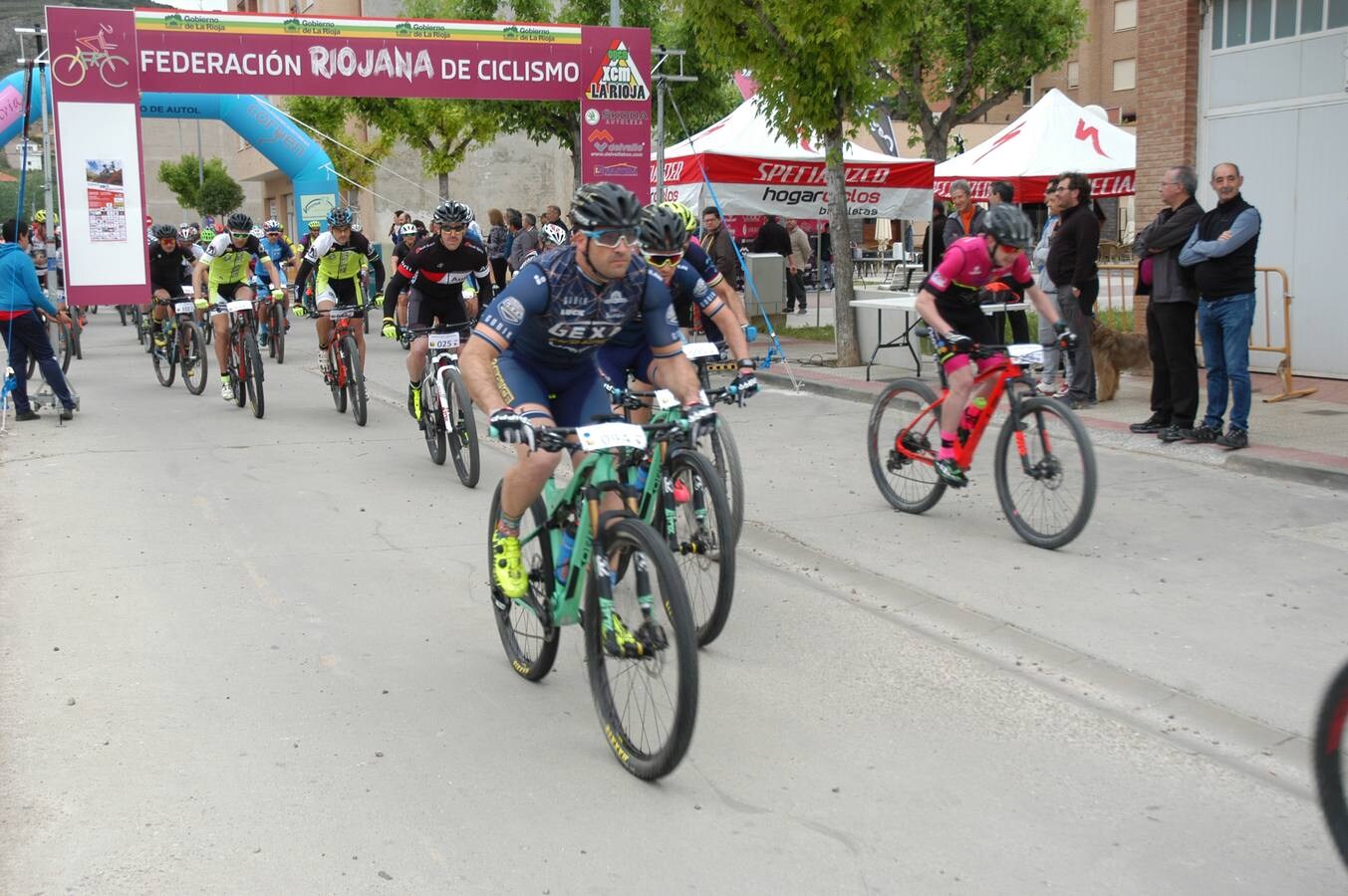 Salida y paso por Villarroya (zona de monte y pueblo) de la VII travesía Villa de Autol disputada el domingo, dentro del I Open XCM La Rioja