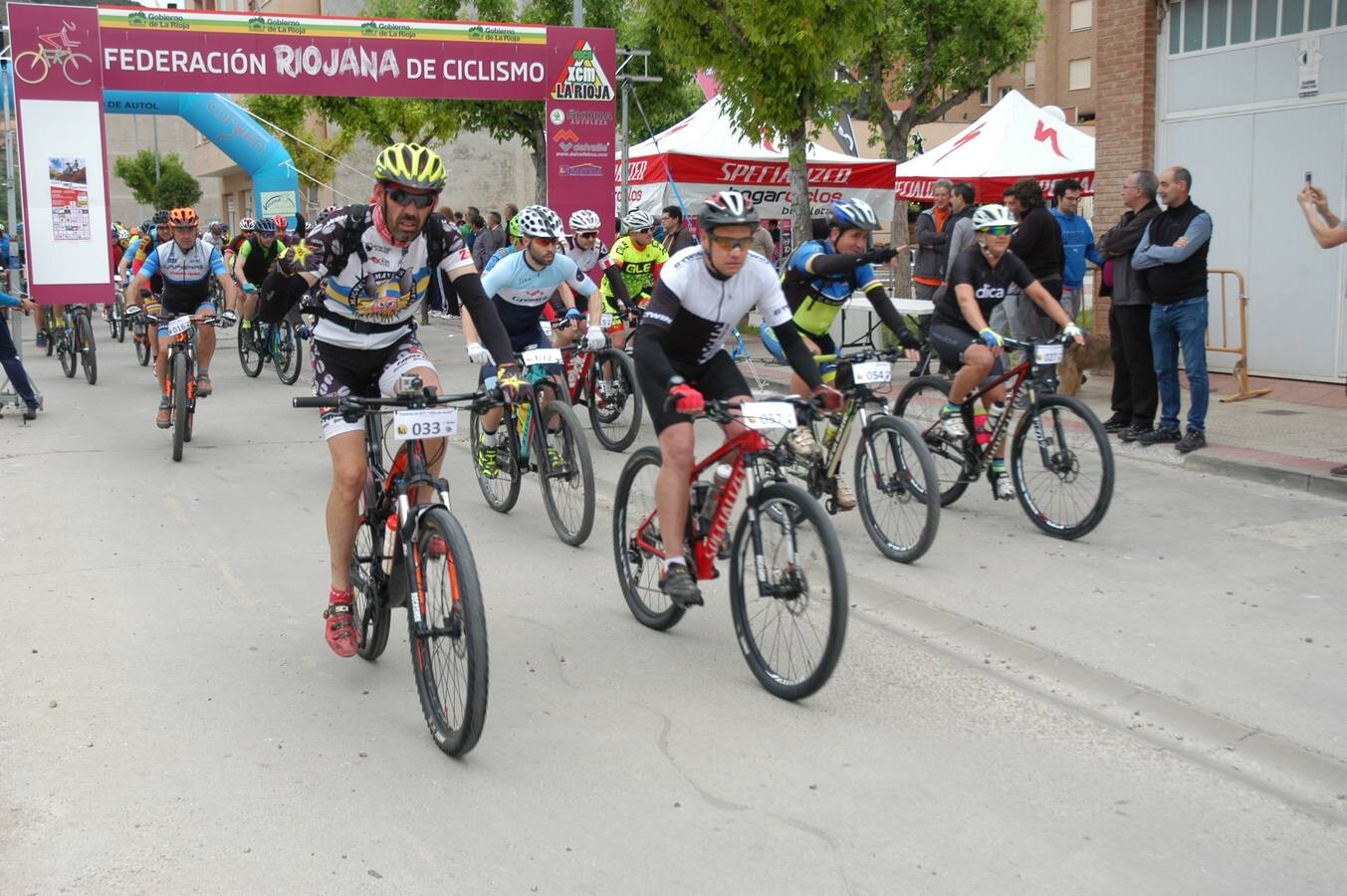 Salida y paso por Villarroya (zona de monte y pueblo) de la VII travesía Villa de Autol disputada el domingo, dentro del I Open XCM La Rioja