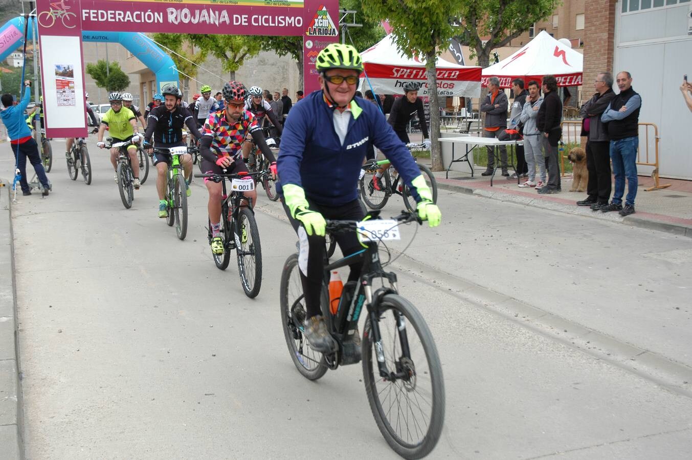 Salida y paso por Villarroya (zona de monte y pueblo) de la VII travesía Villa de Autol disputada el domingo, dentro del I Open XCM La Rioja