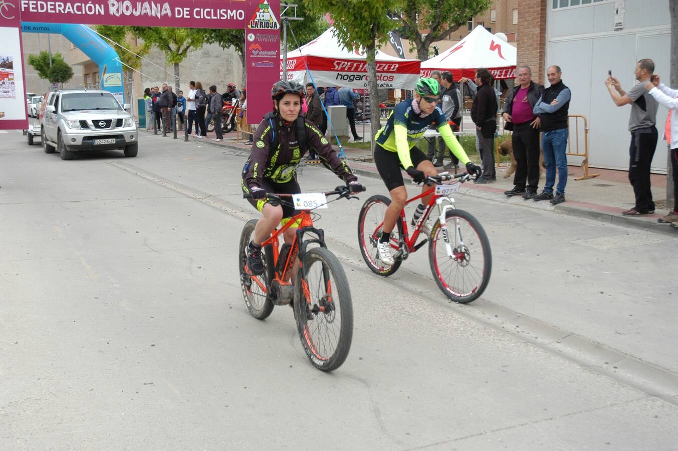 Salida y paso por Villarroya (zona de monte y pueblo) de la VII travesía Villa de Autol disputada el domingo, dentro del I Open XCM La Rioja