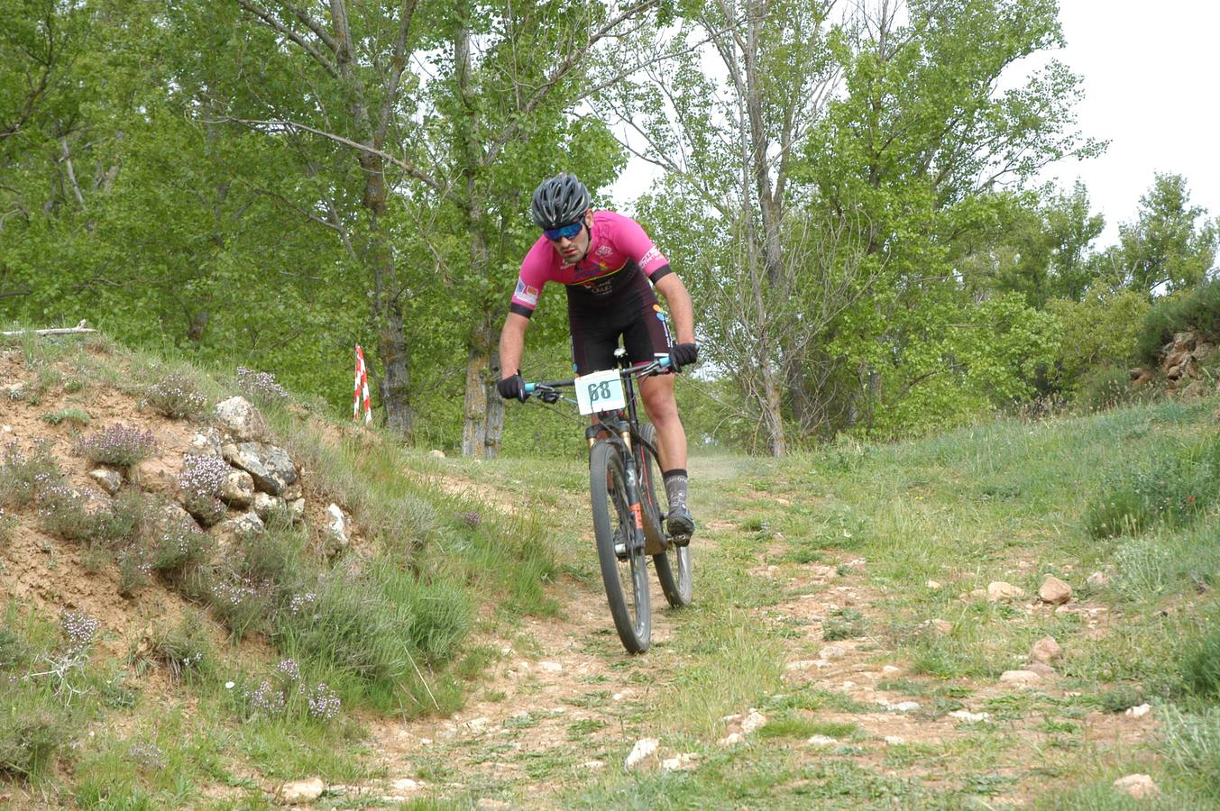 Salida y paso por Villarroya (zona de monte y pueblo) de la VII travesía Villa de Autol disputada el domingo, dentro del I Open XCM La Rioja