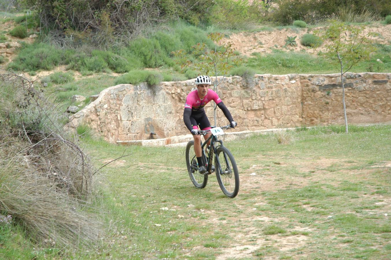 Salida y paso por Villarroya (zona de monte y pueblo) de la VII travesía Villa de Autol disputada el domingo, dentro del I Open XCM La Rioja