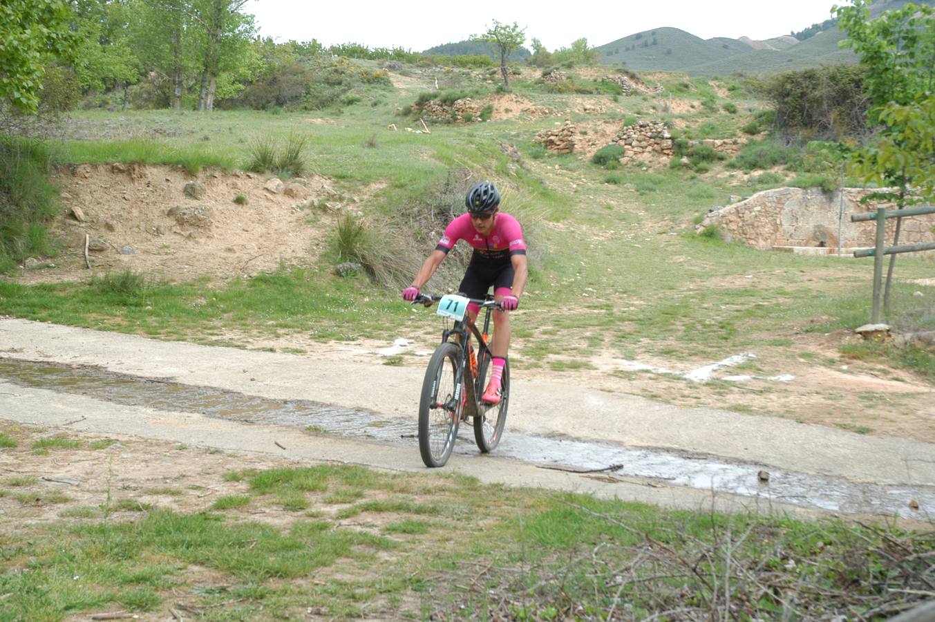 Salida y paso por Villarroya (zona de monte y pueblo) de la VII travesía Villa de Autol disputada el domingo, dentro del I Open XCM La Rioja