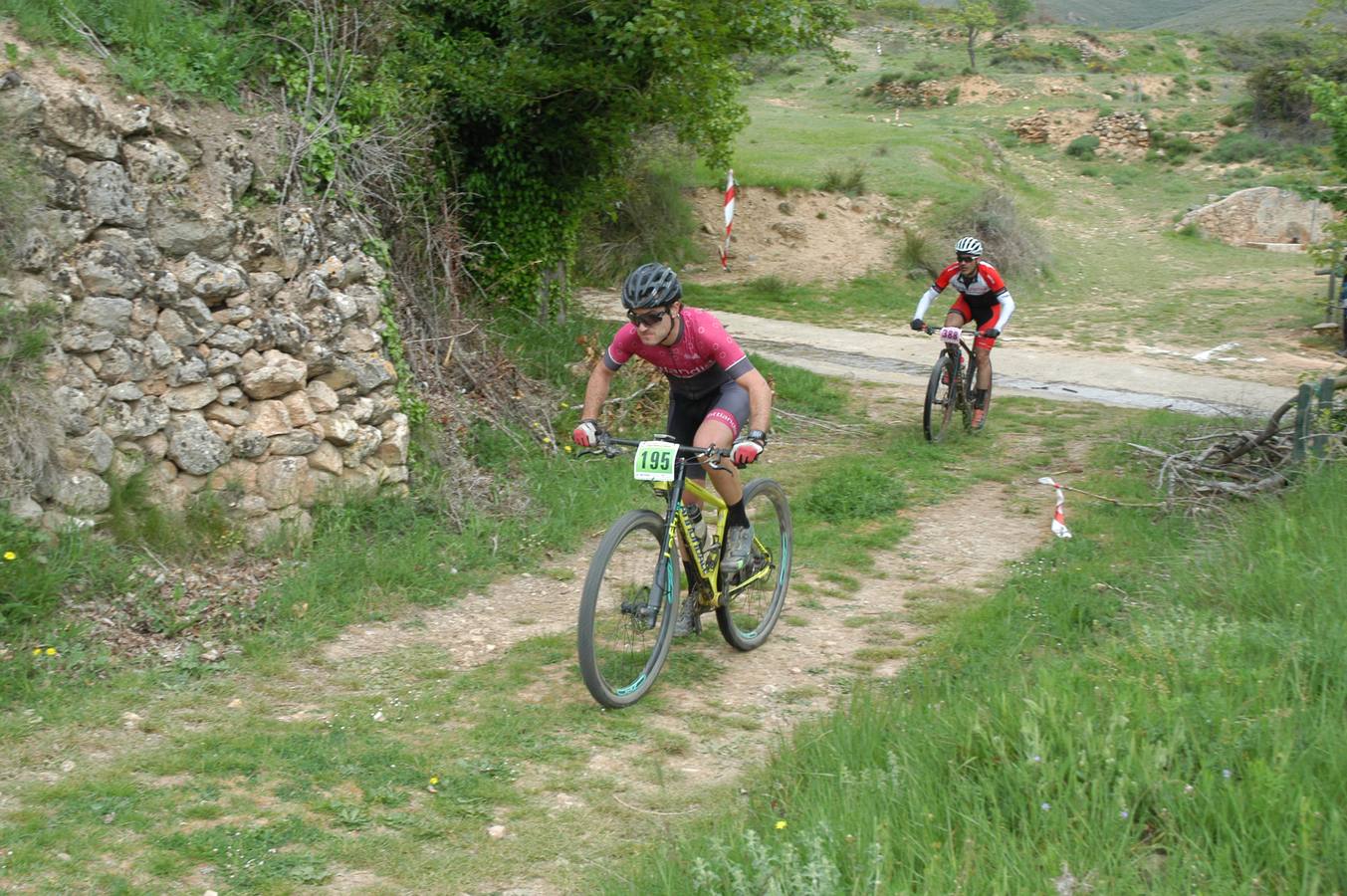 Salida y paso por Villarroya (zona de monte y pueblo) de la VII travesía Villa de Autol disputada el domingo, dentro del I Open XCM La Rioja