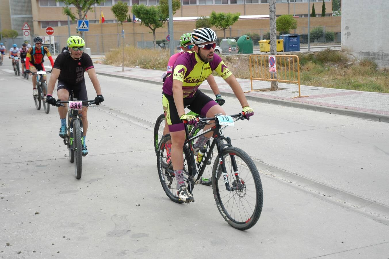 Salida y paso por Villarroya (zona de monte y pueblo) de la VII travesía Villa de Autol disputada el domingo, dentro del I Open XCM La Rioja