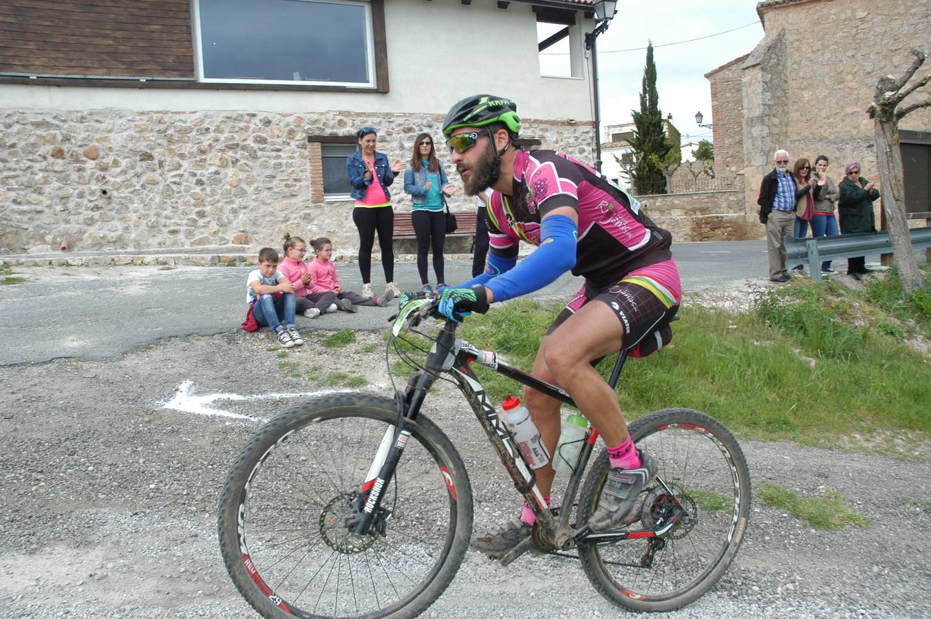 Salida y paso por Villarroya (zona de monte y pueblo) de la VII travesía Villa de Autol disputada el domingo, dentro del I Open XCM La Rioja