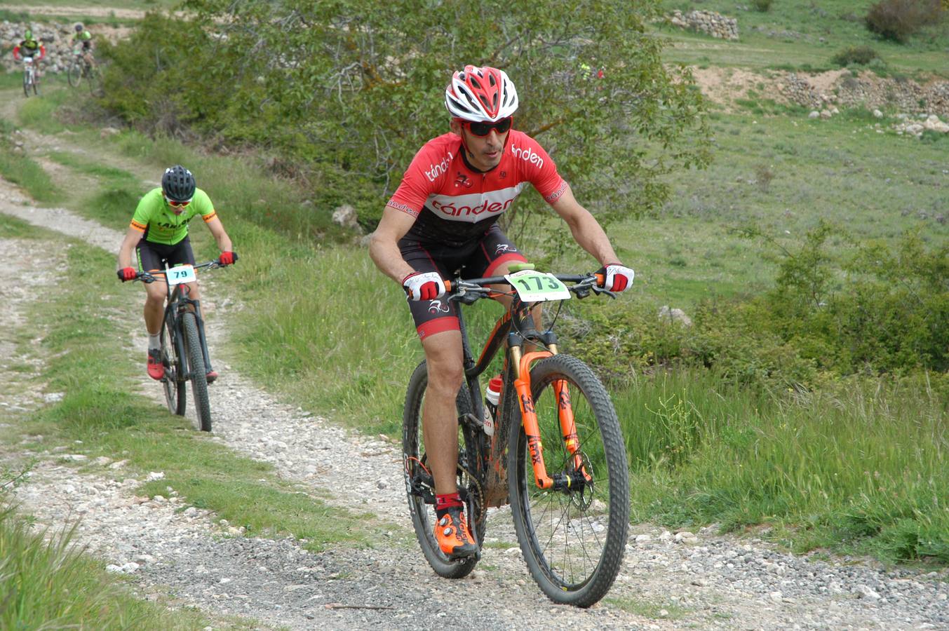 Salida y paso por Villarroya (zona de monte y pueblo) de la VII travesía Villa de Autol disputada el domingo, dentro del I Open XCM La Rioja