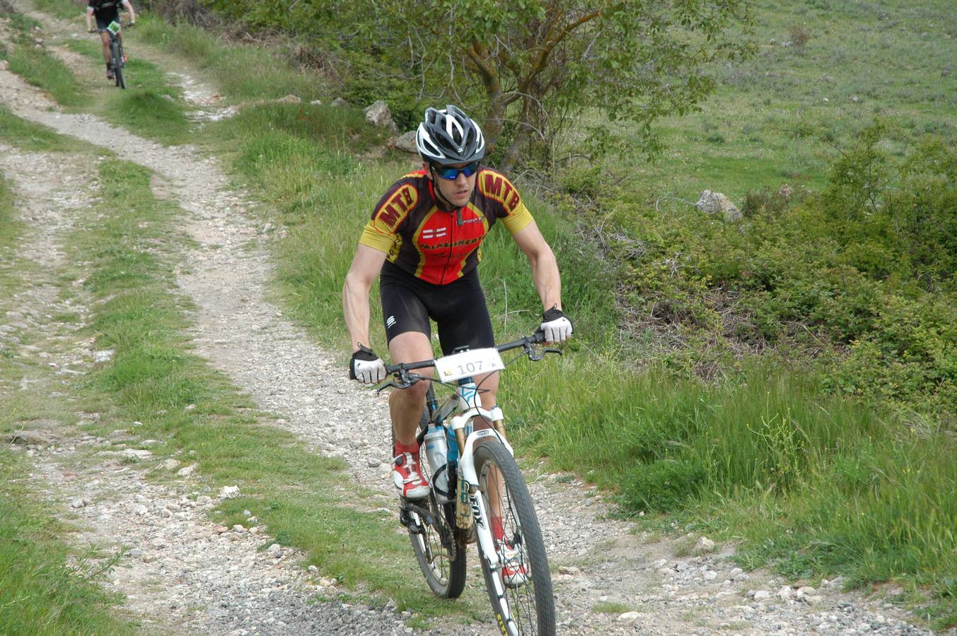 Salida y paso por Villarroya (zona de monte y pueblo) de la VII travesía Villa de Autol disputada el domingo, dentro del I Open XCM La Rioja