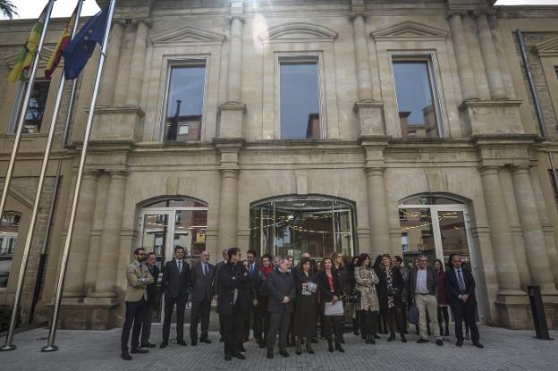 Jueces y fiscales de Logroño, durante la primera concentración que realizaron en el acceso del Palacio de Justicia. :: justo rodríguez