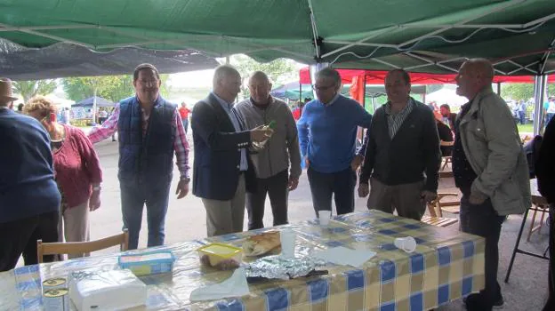 Ceniceros visita una de las mesas donde almorzaron los romeros. p. h.