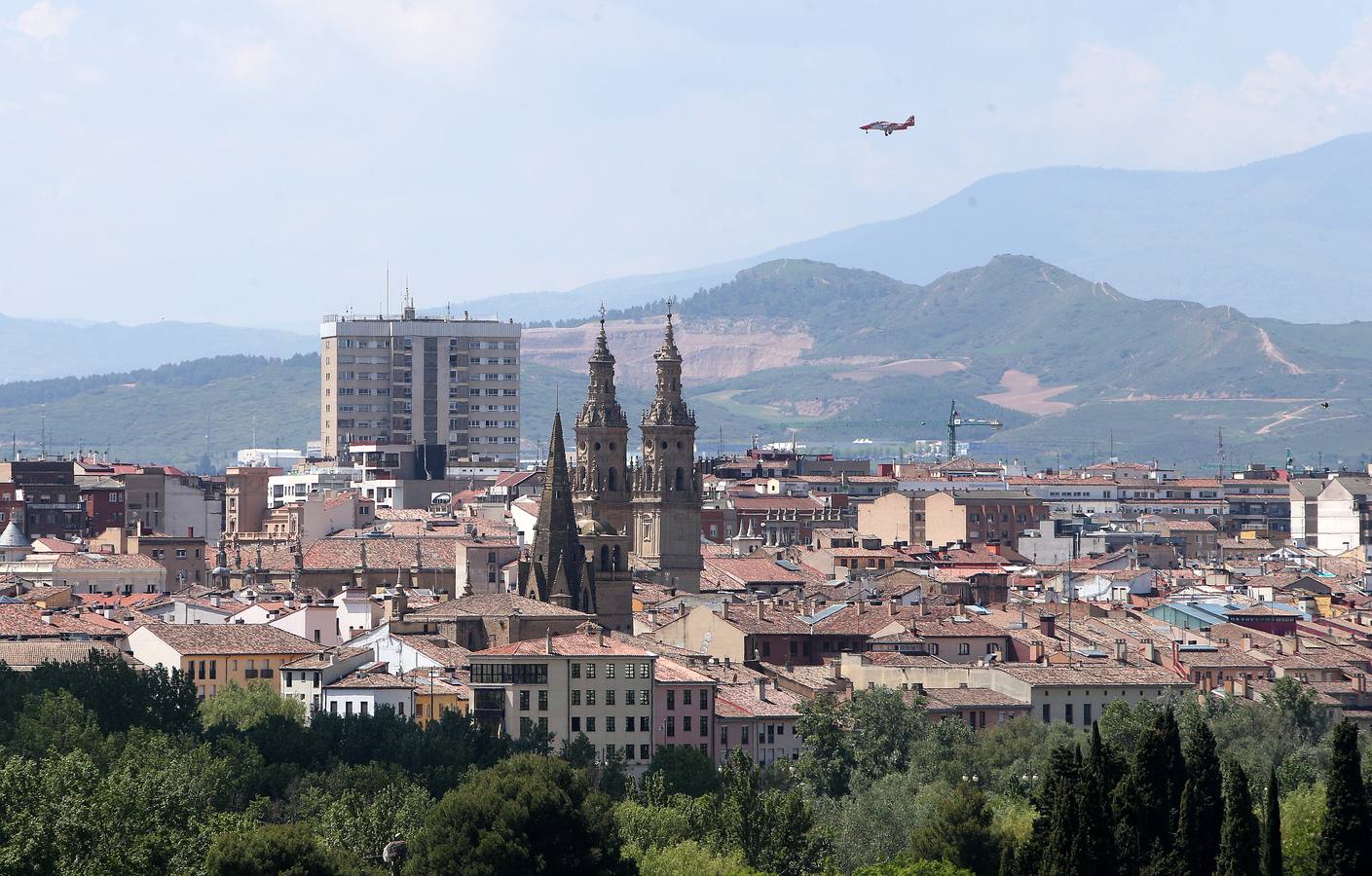 Los aviones de las Fuerzas Armadas vuelven a surcar el cielo logroñés. Están preparándose para el Desfile del Día de las Fuerzas Amaradas.