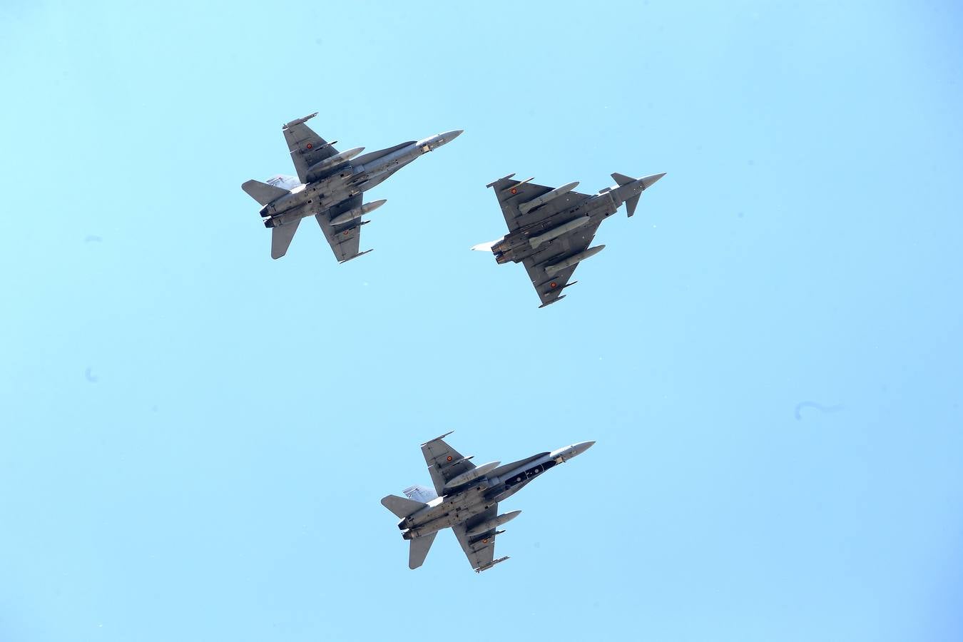 Los aviones de las Fuerzas Armadas vuelven a surcar el cielo logroñés. Están preparándose para el Desfile del Día de las Fuerzas Amaradas.