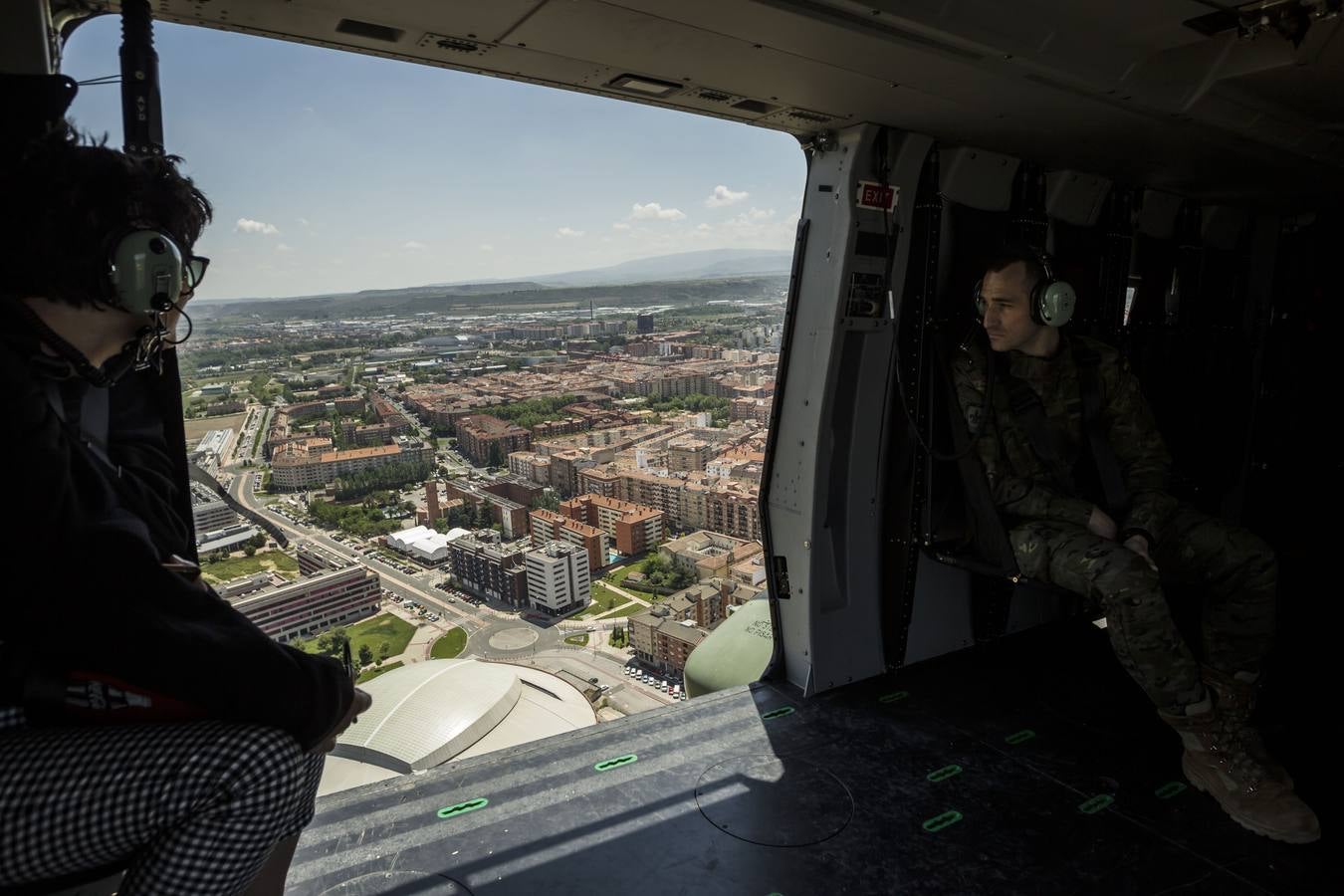 Diario LA RIOJA vuela a bordo de un helicóptero de la unidad BHELMA durante el ensayo general del Día de las Fuerzas Armadas