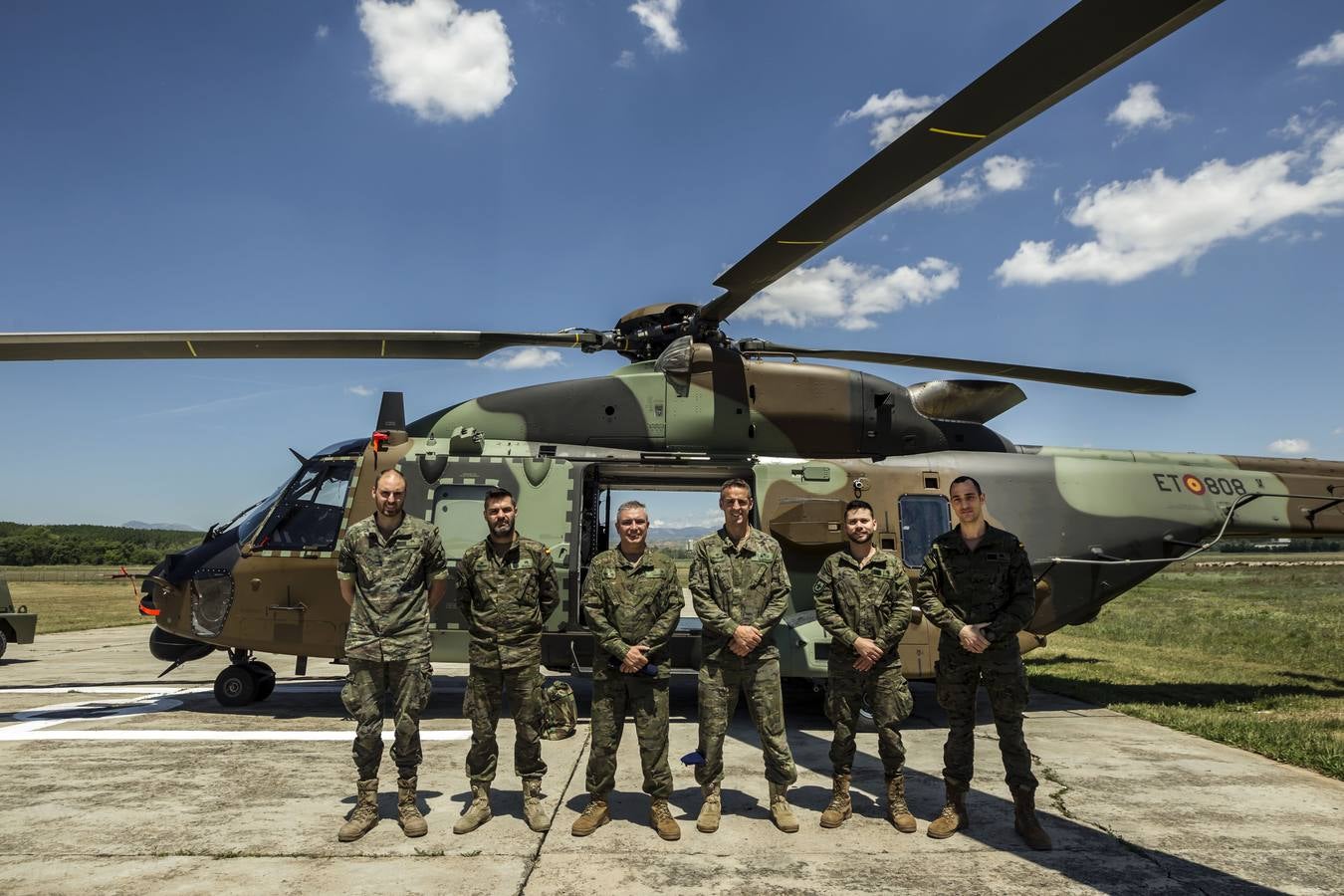 Diario LA RIOJA vuela a bordo de un helicóptero de la unidad BHELMA durante el ensayo general del Día de las Fuerzas Armadas