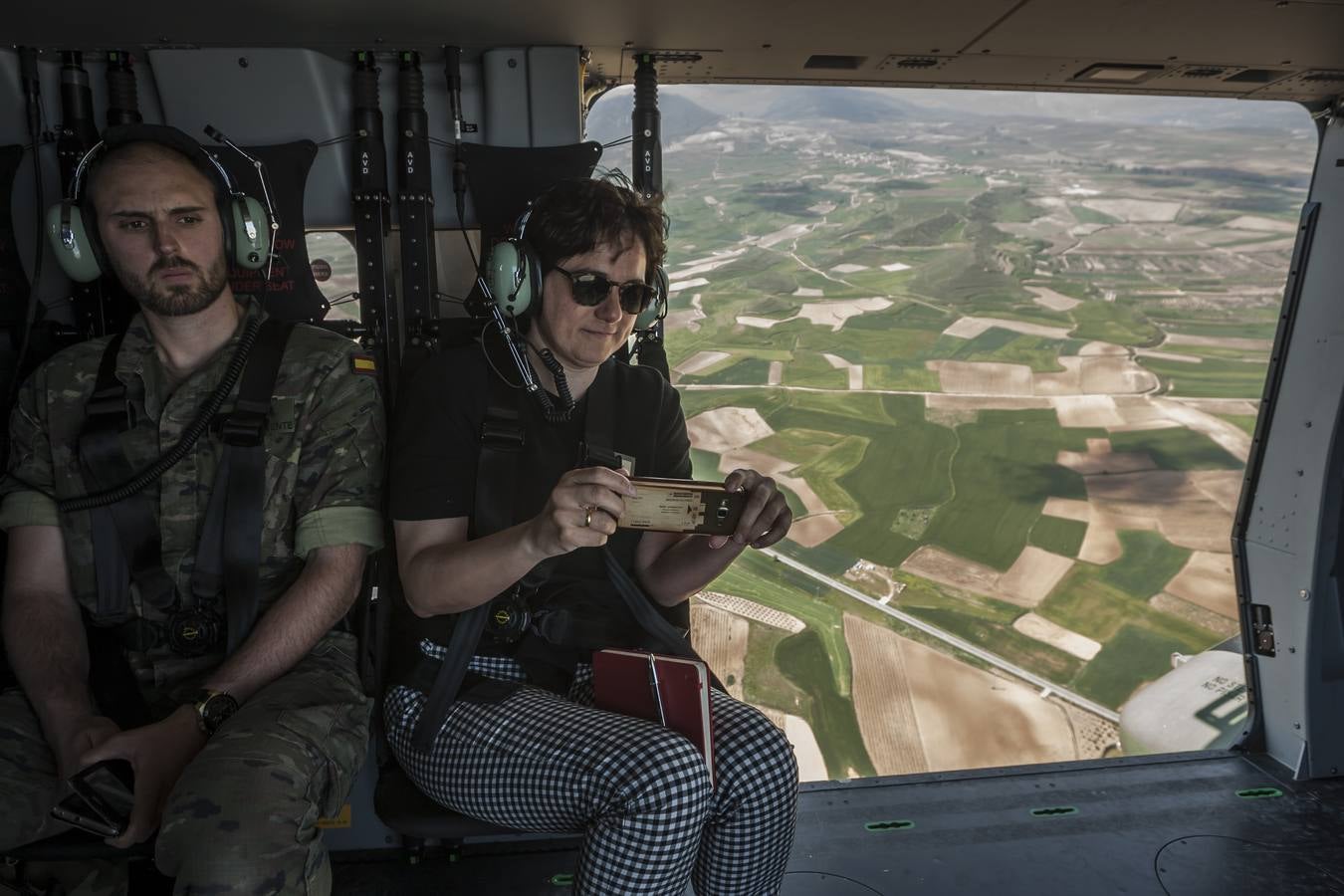 Diario LA RIOJA vuela a bordo de un helicóptero de la unidad BHELMA durante el ensayo general del Día de las Fuerzas Armadas