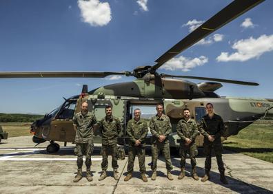 Imagen secundaria 1 - Día de las Fuerzas Armadas: volando en un &#039;Camián&#039;