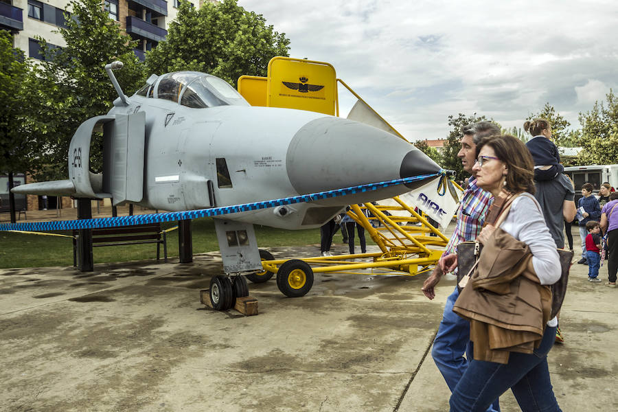 Como anticipo al desfile de las Fuerzas Armadas del sábado, Logroño albergó en varios puntos de la ciudad distintas exhibiciones de destreza de los soldados que participan en la capital riojana en este homenaje a las Fuerzas Armadas.