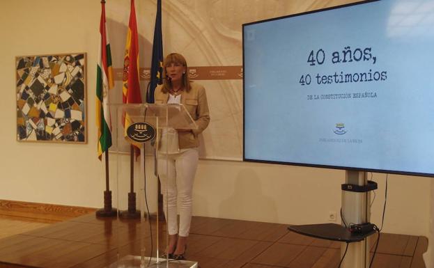 Ana ourdes González presenta el programa del cumpleaños de la Constitución española. 