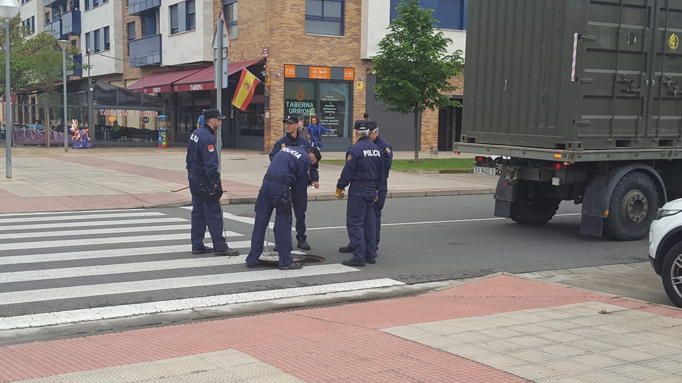 La plaza Picos de Urbión se prepara para el Día de las Fuerzas Armadas
