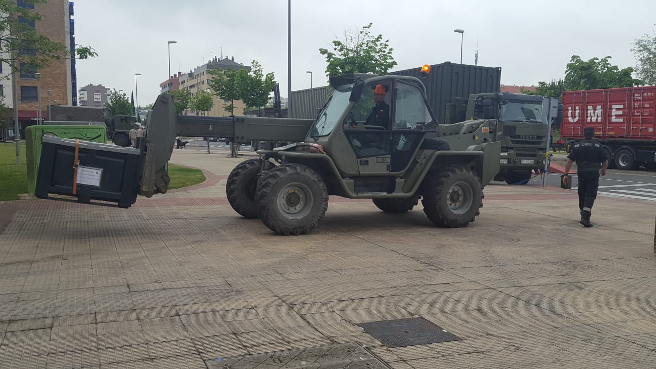 La plaza Picos de Urbión se prepara para el Día de las Fuerzas Armadas