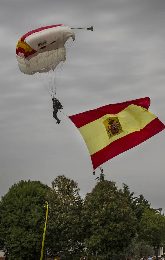 La exhibición protagonizada por la Guardia Real con sus caballos ha despertado el interés de los logroñeses, quienes han acudido a la Hípica Militar para presenciarla en un número aproximado al millar, entre ellas la alcaldesa de Logroño, Concepción Gamarra.