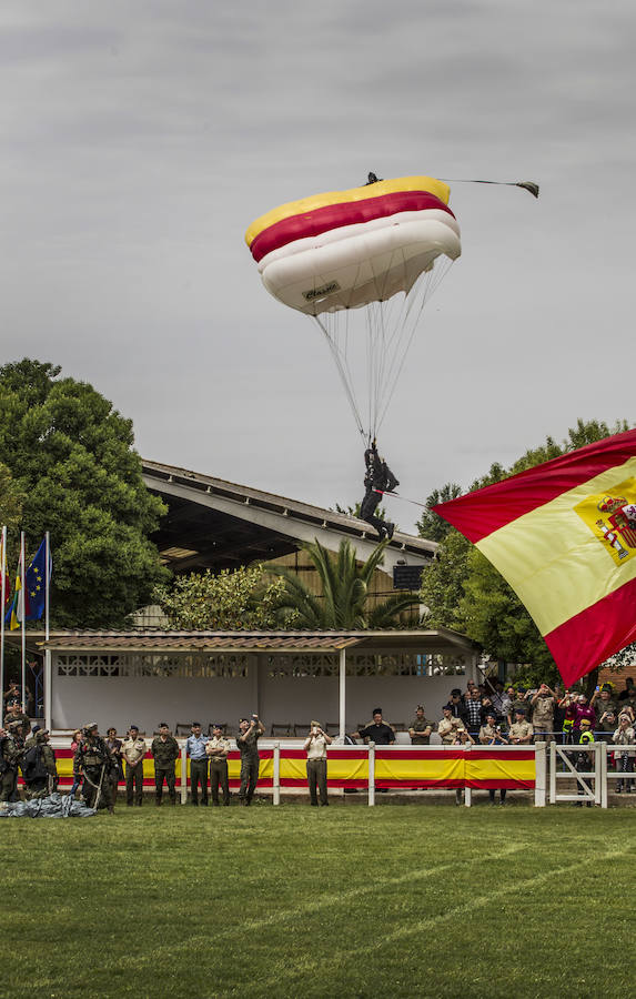 La exhibición protagonizada por la Guardia Real con sus caballos ha despertado el interés de los logroñeses, quienes han acudido a la Hípica Militar para presenciarla en un número aproximado al millar, entre ellas la alcaldesa de Logroño, Concepción Gamarra.