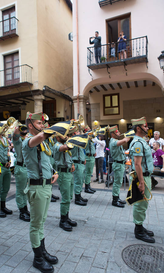 Toque de retreta de la Legión. Los músicos han desfilado por las calles de Logroño con motivo del izado de la bandera en el Ayuntamiento. Su presencia y su ritmo no han dejado a nadie indiferente.