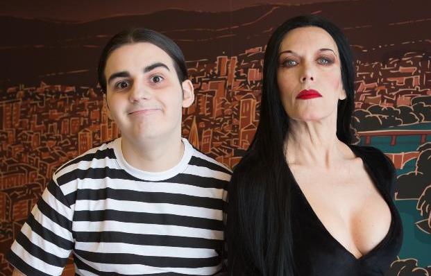 Carmen Conesa caracterizada como Morticia y Alejandro Mesa como Pugsley, ayer en el Ayuntamiento de Logroño presentando el musical 'La familia Addams'. 