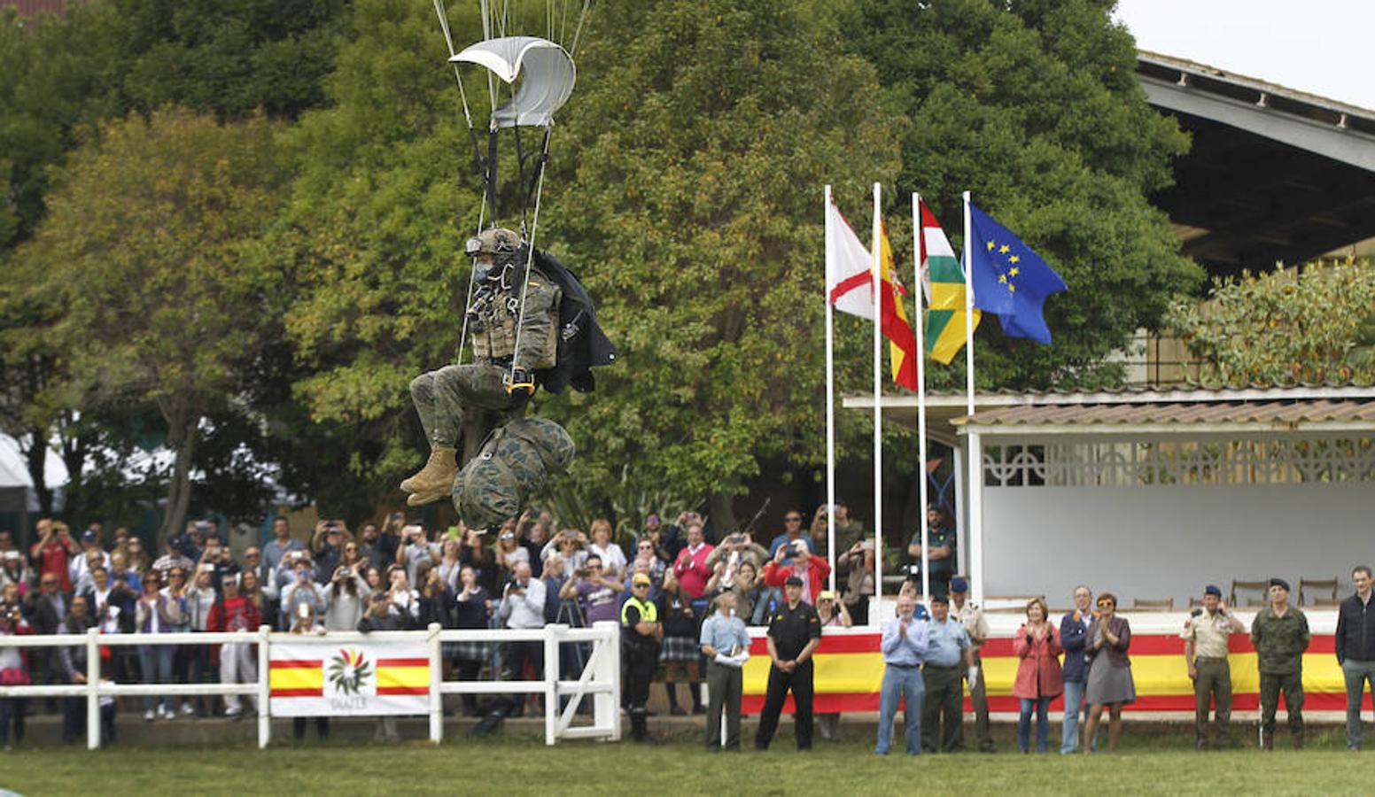 La exhibición protagonizada por la Guardia Real con sus caballos ha despertado el interés de los logroñeses, quienes han acudido a la Hípica Militar para presenciarla en un número aproximado al millar, entre ellas la alcaldesa de Logroño, Concepción Gamarra.