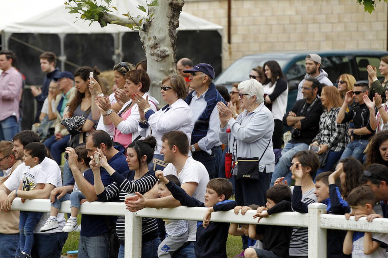 La exhibición protagonizada por la Guardia Real con sus caballos ha despertado el interés de los logroñeses, quienes han acudido a la Hípica Militar para presenciarla en un número aproximado al millar, entre ellas la alcaldesa de Logroño, Concepción Gamarra.