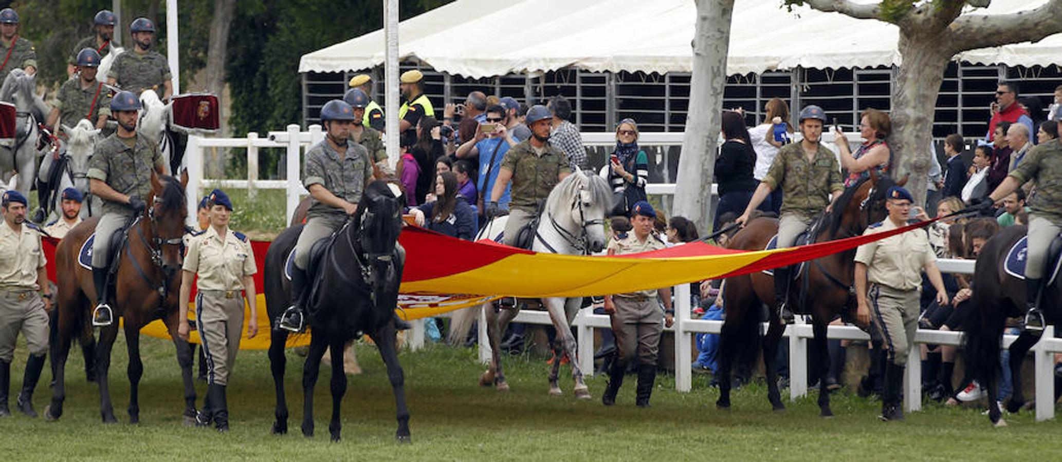 La exhibición protagonizada por la Guardia Real con sus caballos ha despertado el interés de los logroñeses, quienes han acudido a la Hípica Militar para presenciarla en un número aproximado al millar, entre ellas la alcaldesa de Logroño, Concepción Gamarra.